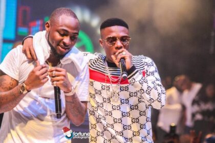 Wizkid Reacts Quickly as Fan Tries to Snatch Diamond Necklace During Get-Together With Davido